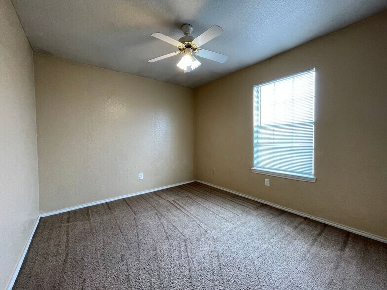 Building Photo - 3203 Toledo Dr