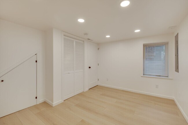 Building Photo - Charming 4 Bed, 2.5 Bath Brick Bungalow in...