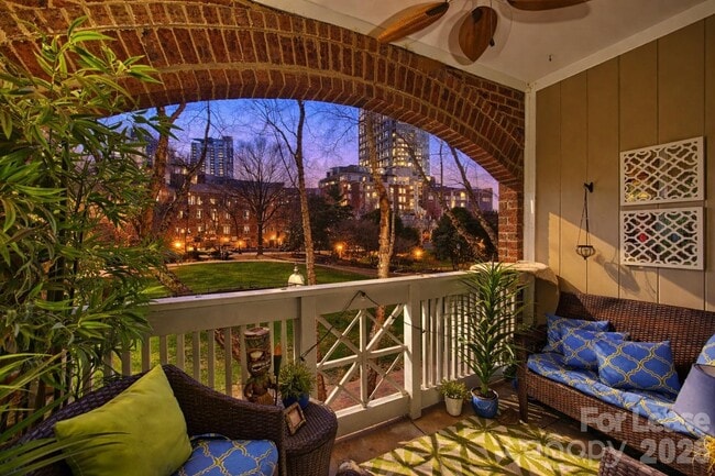 Building Photo - 343 W 7th St