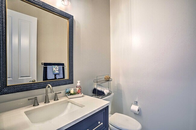 Building Photo - 6096 Dogleg Dr