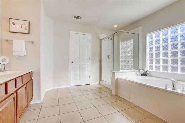 Building Photo - 537 Golden Creek Dr