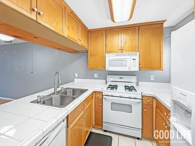 Building Photo - Charming 2BR / 1.5BA condo with 2-Car Garage in Imperial Beach