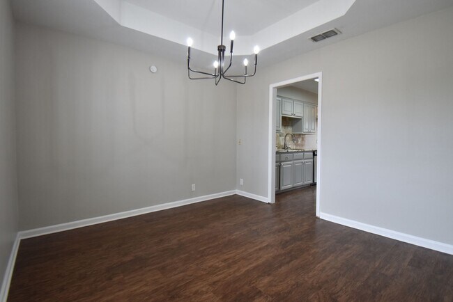 Building Photo - Available Now! Stunning 3 Bed 2 Bath in Fl...