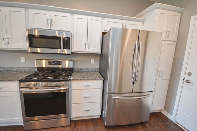Building Photo - Exceptional townhouse with premium feature...