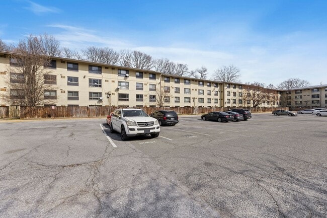 Building Photo - Spacious, Recently Renovated 1 Bedroom!