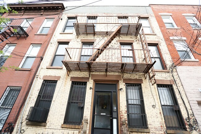 Building Photo - 656 Henry St