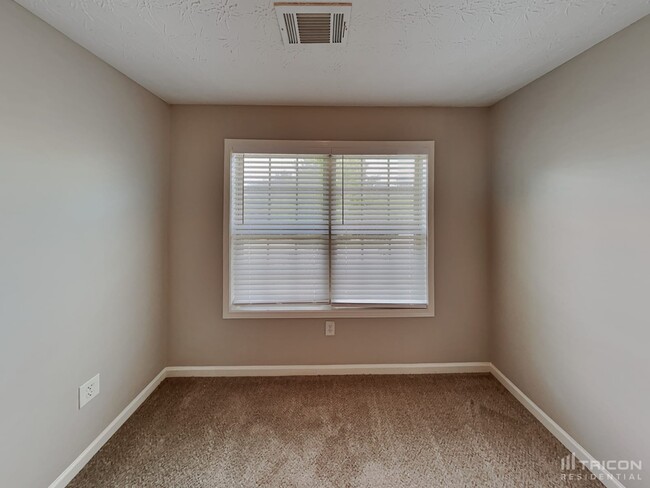 Building Photo - 1032 Wedgewood Ct NE