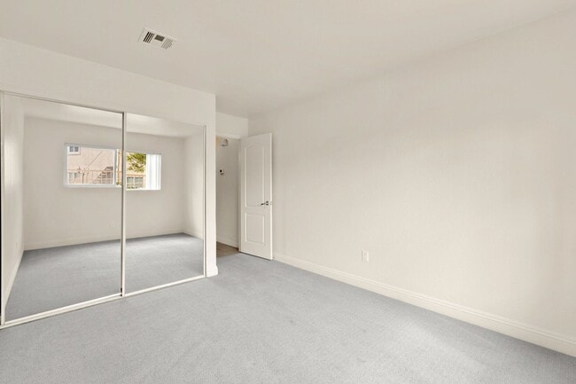 Building Photo - Spacious Ground-Level 2-Bedroom Condo Near...