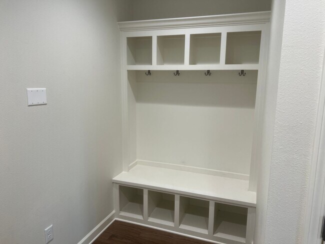 Building Photo - Charming 3 Bed 2 Bath Home