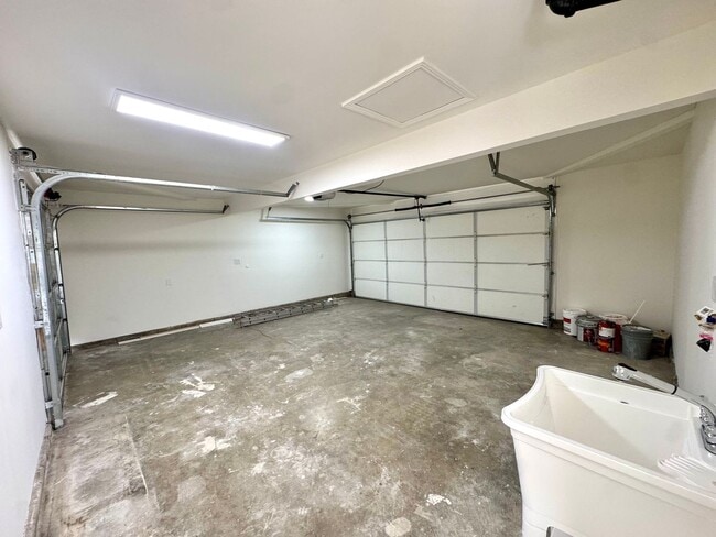 Building Photo - Updated 2 Bed, 1 Bath Home with Detached Office Space