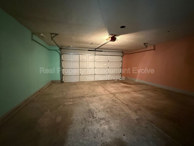 Building Photo - 815 E Grovers Ave