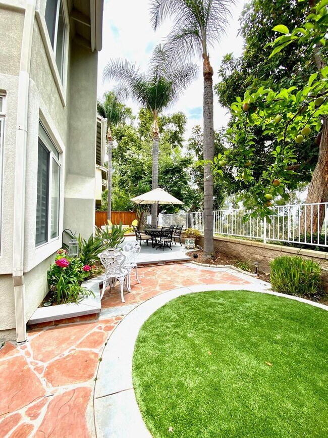 Building Photo - Picture Perfect Fully Furnished House! 3bd...