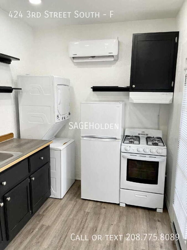 Building Photo - 424 3rd St S