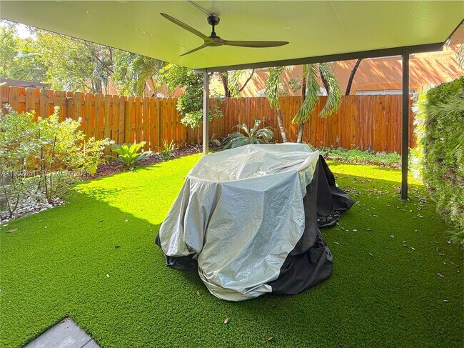 Building Photo - 1060 SE 26th Ter