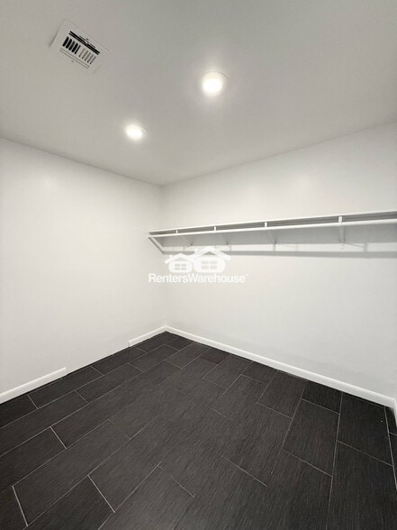 Building Photo - 1201 E Winter Dr