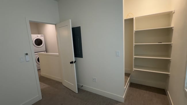 Building Photo - Elegant Townhome with modern architectural design Located in the Brentwood Neighborhood