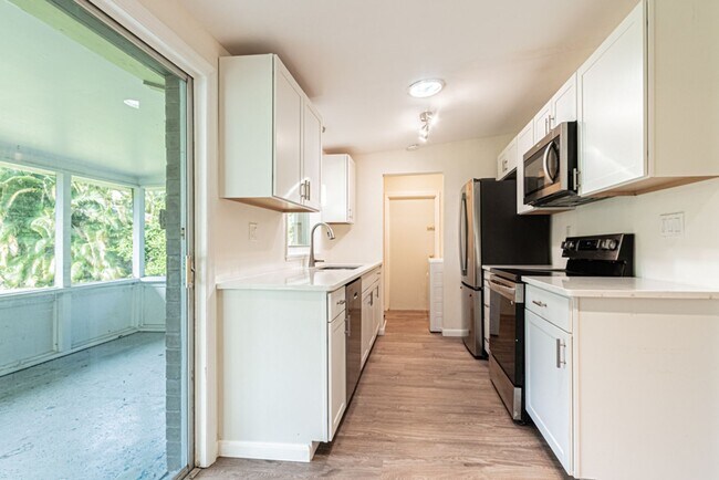 Building Photo - Annual Rental – Pet-Friendly Charming Napl...