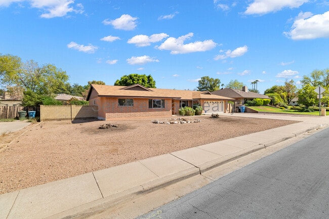 Building Photo - 4938 E Earll Dr