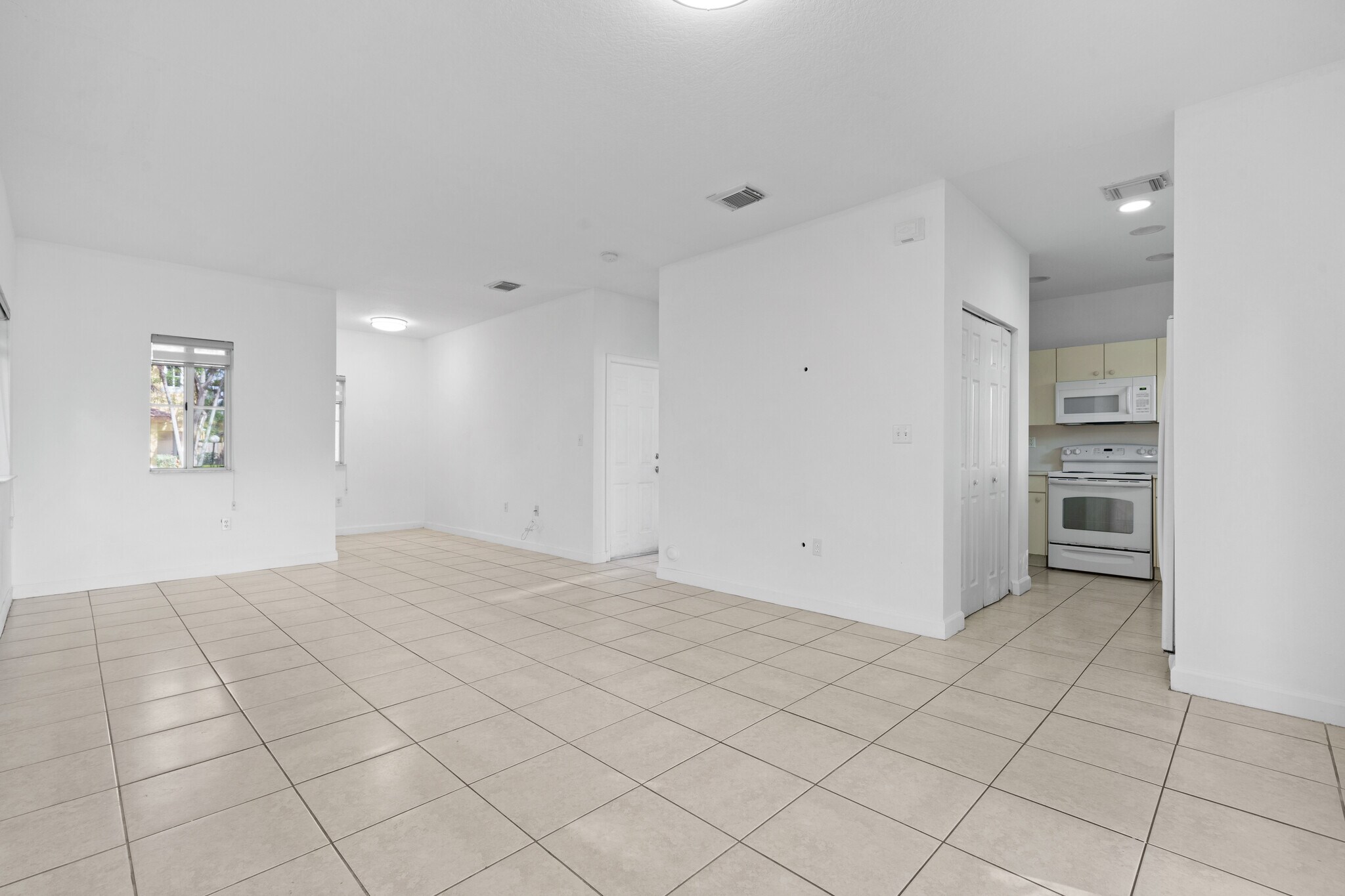 Building Photo - 1180 NE 41st Ave