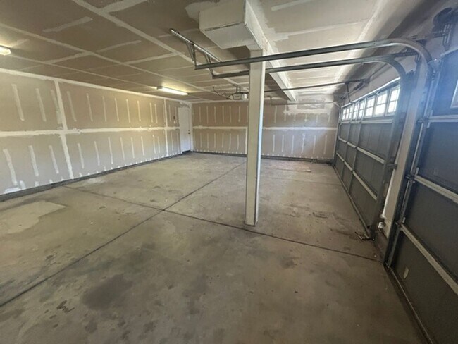 Building Photo - 2305 E Dorothea Ave
