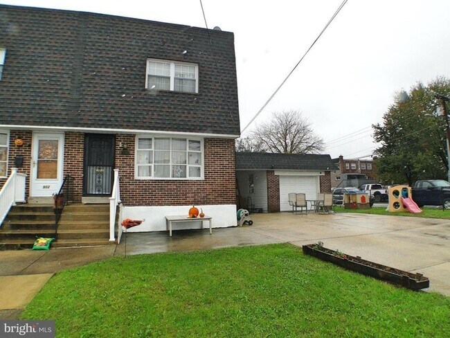 Primary Photo - Charming space with parking galore