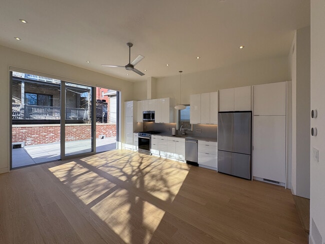 Building Photo - 2159 W Evergreen Ave