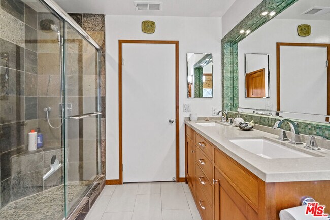 Building Photo - 730 Basin Dr