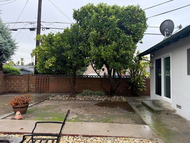 Building Photo - 5651 N Bryn Mawr St