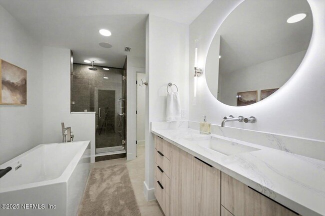 Building Photo - 739 Spinnakers Reach Dr