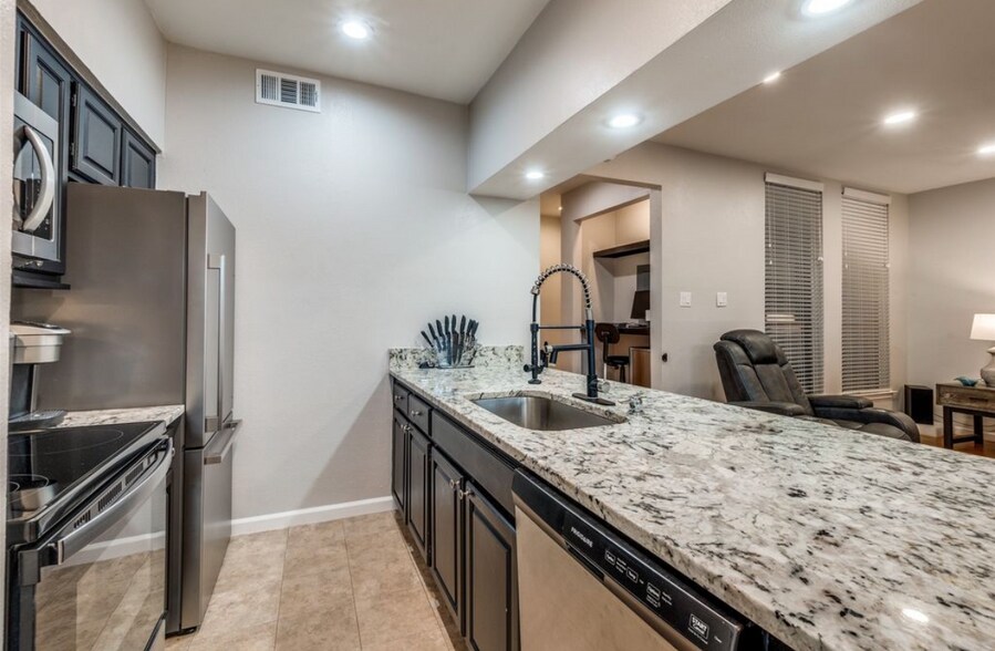 Building Photo - 7525 Holly Hill Dr