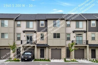 Building Photo - Stunning 3 Bed, 2.5 Bath Townhome, Endless...