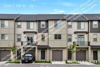 Building Photo - Stunning 3 Bed, 2.5 Bath Townhome, Endless...