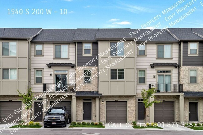 Primary Photo - Stunning 3 Bed, 2.5 Bath Townhome, Endless...