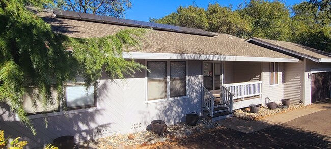 Building Photo - Gorgeous Single-Story Single-Family Home i...