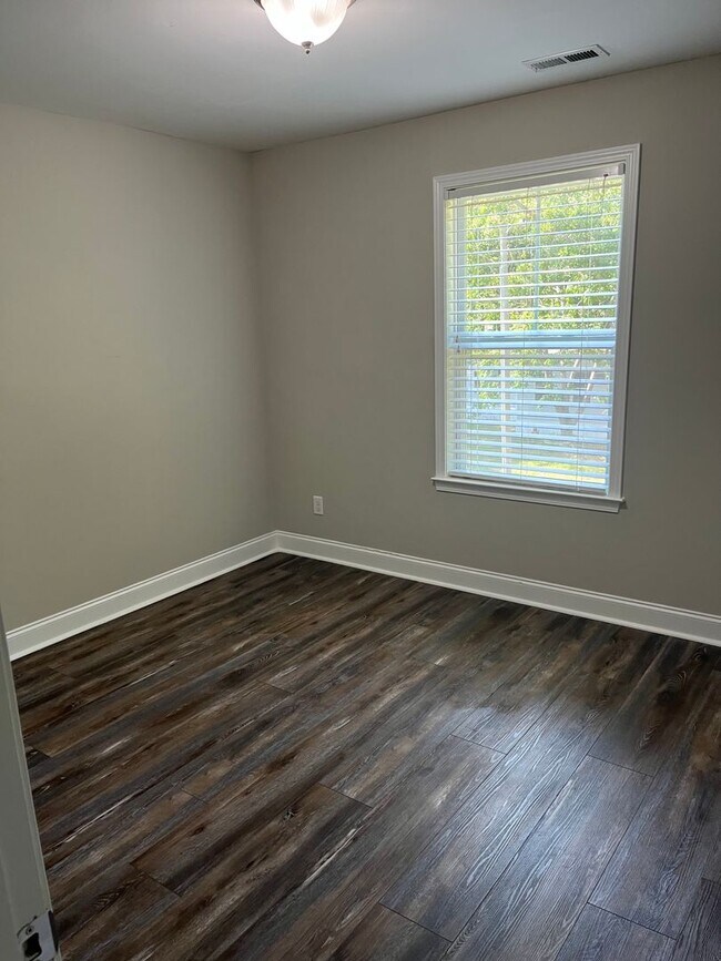 Building Photo - Large home, Pet friendly