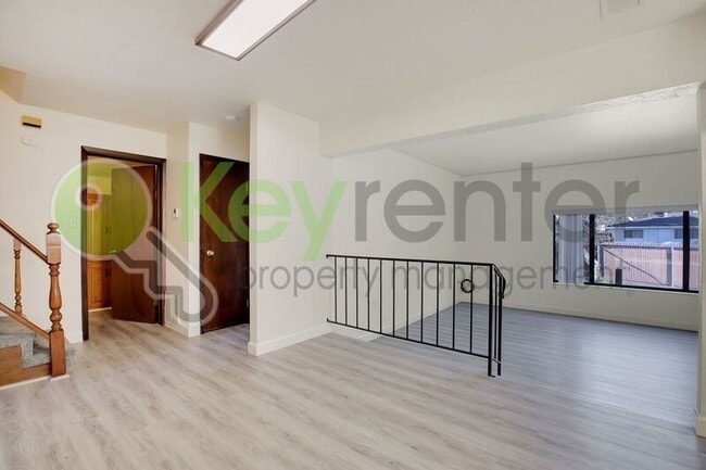 Building Photo - 809 N Hobson Ave