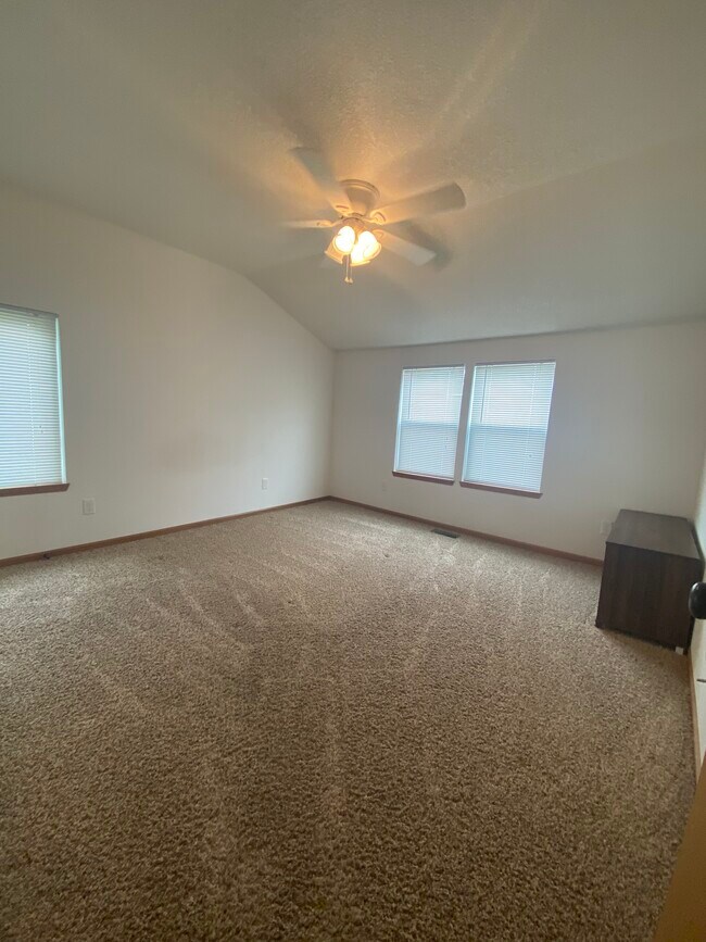 Building Photo - 4975 NW 6th Dr