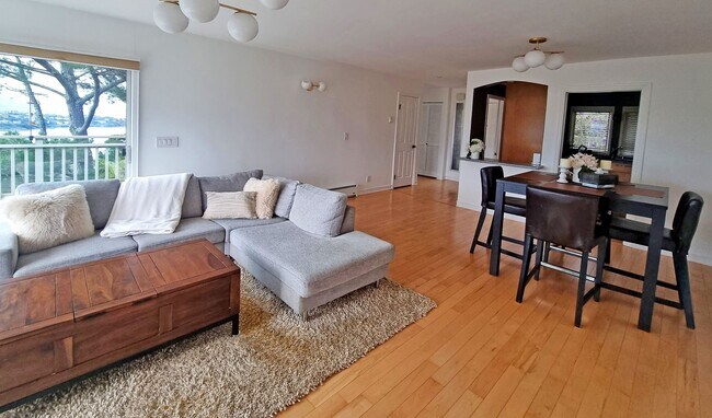 Building Photo - One bedroom top floor corner unit condo with gorgeous view for rent!