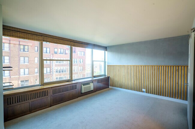 Building Photo - 360 W Wellington Ave
