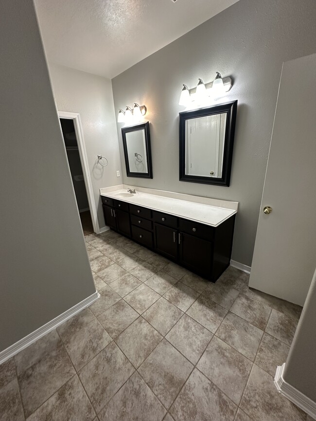 Master bathroom - 5211 Opal Sky Dr