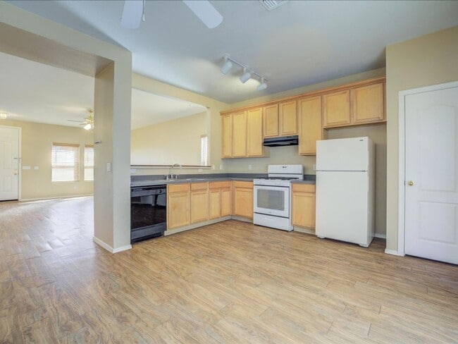 Building Photo - 3 Bedroom 2 Bathroom