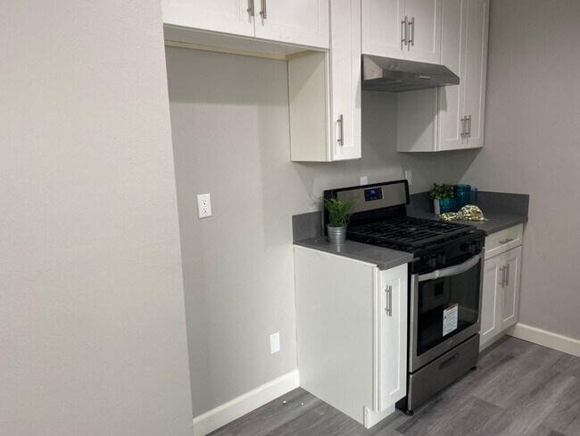 Building Photo - Fully Renovated 1 bedroom Apartment! 1/2 o...