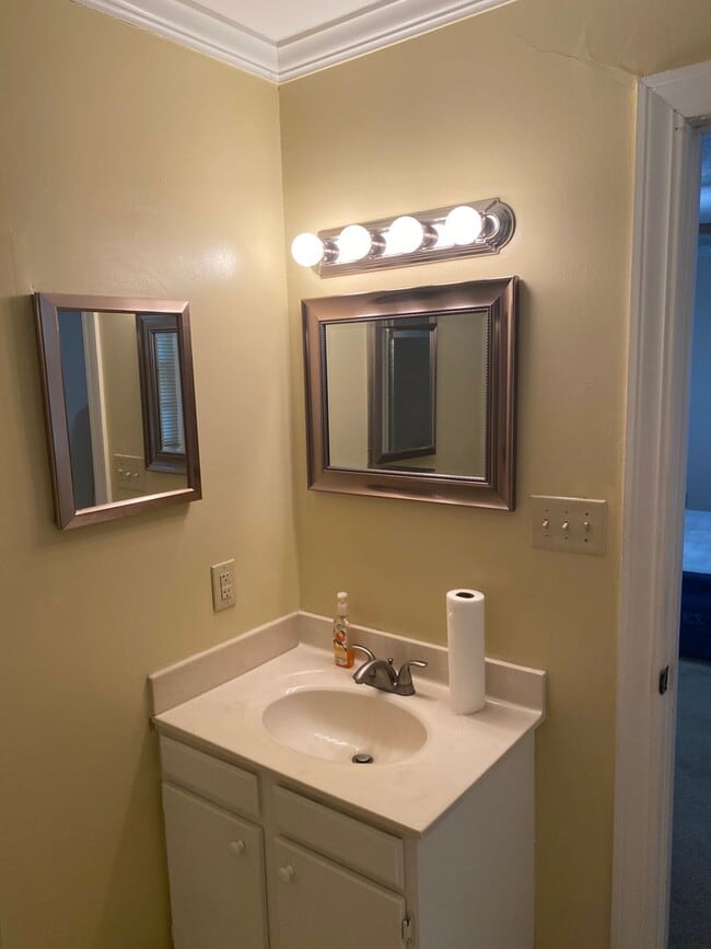 Building Photo - 3 Bedroom 3 Bath Brick Ranch