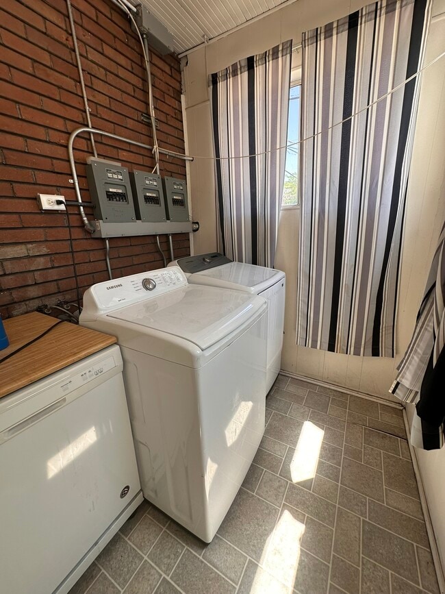 Building Photo - 1332 E 400 S