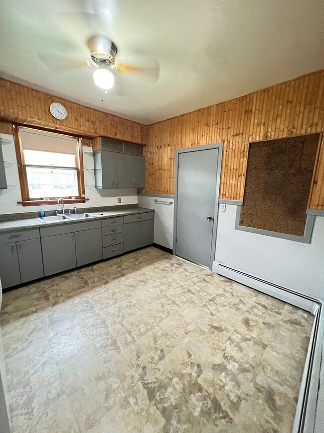 Building Photo - Large 3 Bedroom, 2 Bathroom Home in Billin...