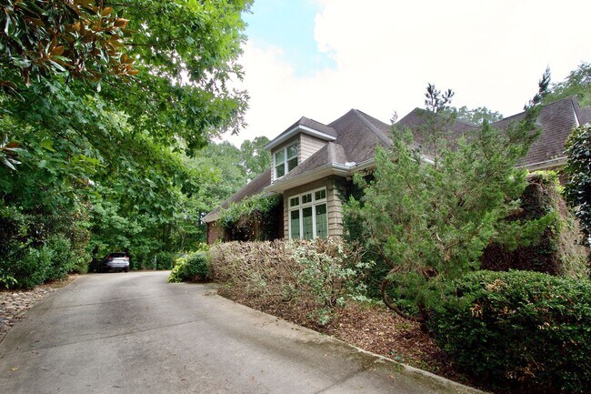 Building Photo - Executive Golf Course Rental in Moores Mil...