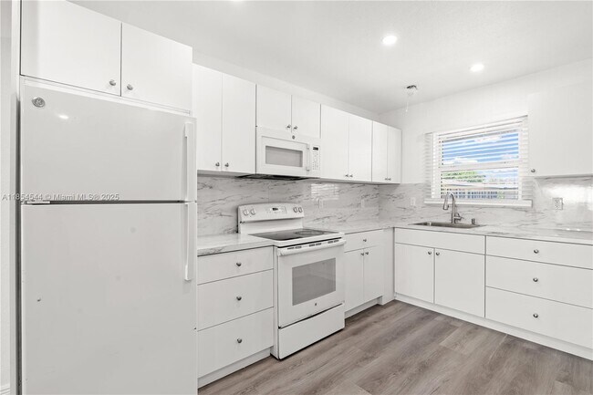 Building Photo - 1400 NE 57th Ct