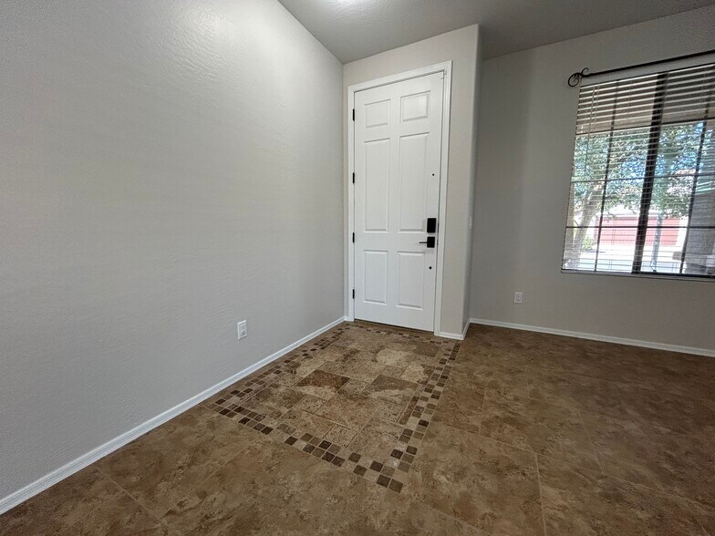 Building Photo - 4123 E Cherry Hills Dr