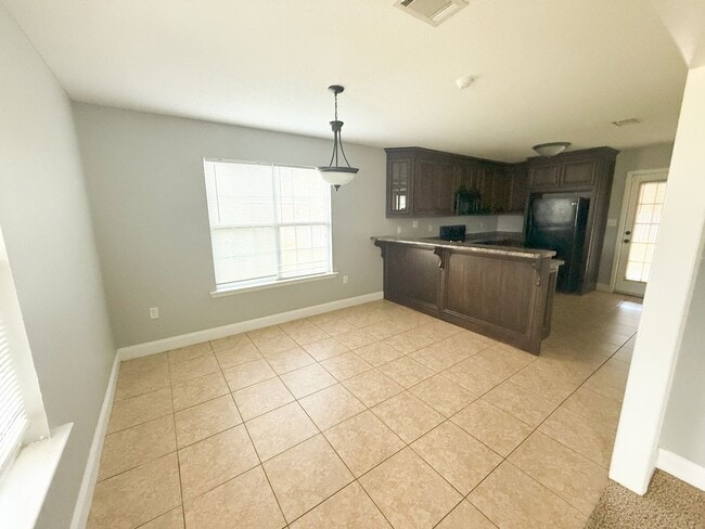 Building Photo - 4646 Stonewall Cir