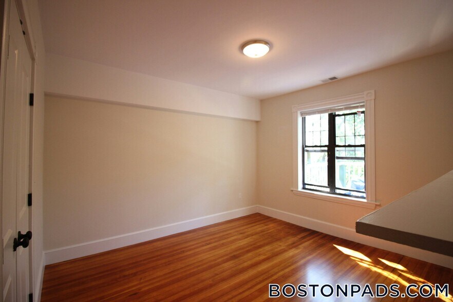 Building Photo - 65 Beech Glen St